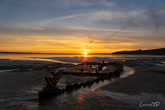 Coucher de soleil sur la plage de Kervijen à Plomodiern