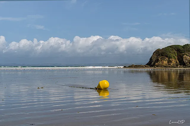 Bouée jaune à marée basse - Douarnenez