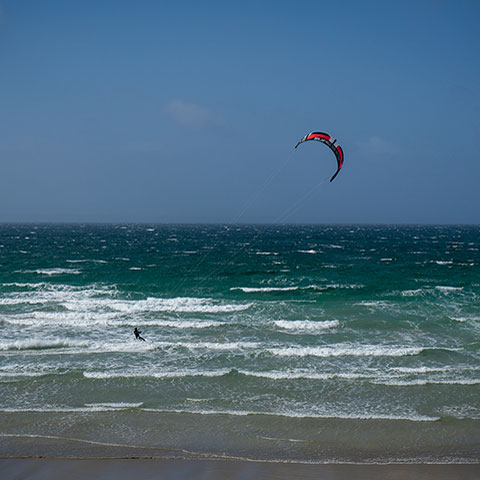 Kitesurfeur à l’Aber sur la presqu’île de Crozon