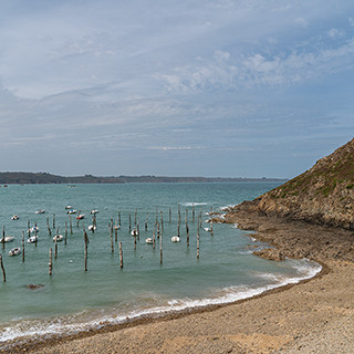 Mouillage de Gwin Zegal à Plouha avec ses bateaux amarrés aux grands pieux de bois, sur la côte bretonne.