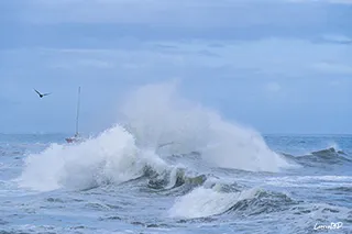 Vague éclatante et voilier - Lesconil