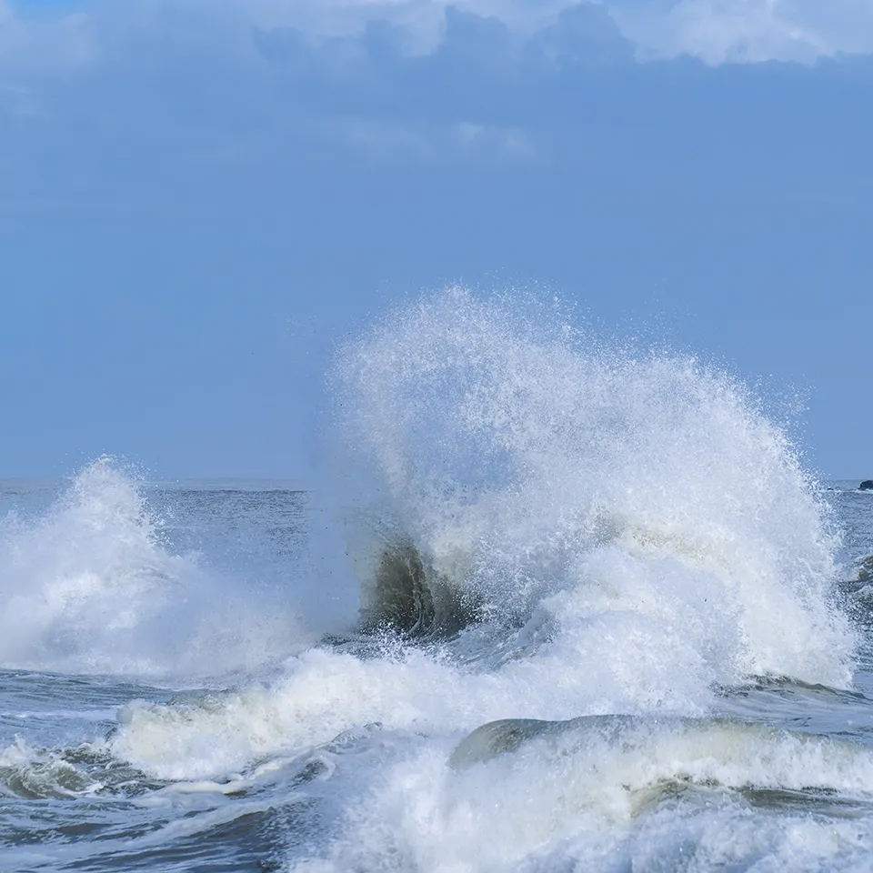 Vague éclatante sous ciel bleu - Lesconil
