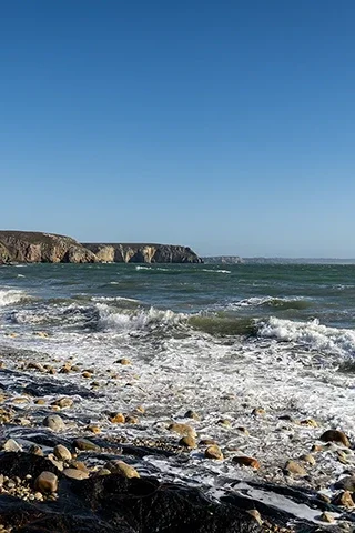 Vagues venant s’écraser sur les galets de la plage du Veryac’h sur la presqu’île de Crozon en Bretagne