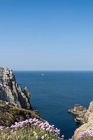 Pointe de Pen Hir à Crozon avec falaises, mer d’Iroise et arméries maritimes