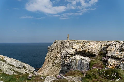 Vue sur les falaises de la pointe de Pen-Hir en Bretagne avec la mer d’Iroise et une croix au sommet