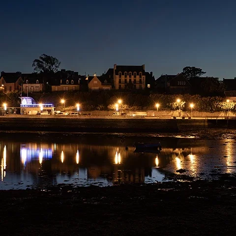 Pose longue nocturne sur le port de Camaret, reflets lumineux