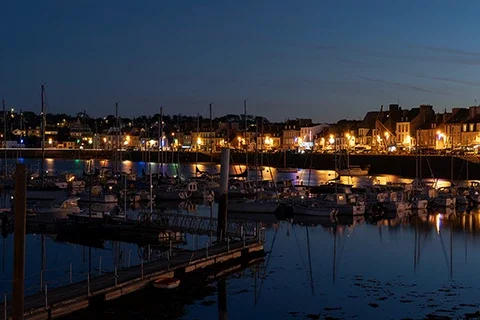 Port de Camaret à l’heure bleue, bateaux et reflets lumineux