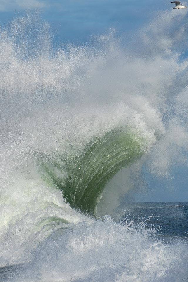 Vagues déchaînées à Lesconil lors d’une tempête