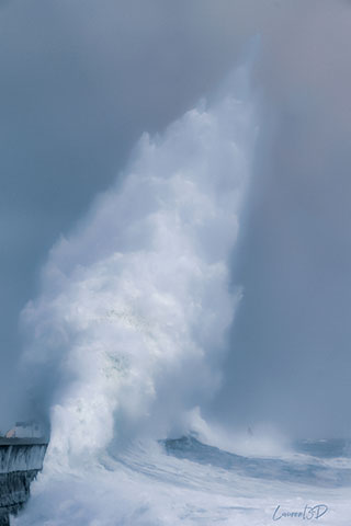 Grosse vague frappant la jetée à Lesconil