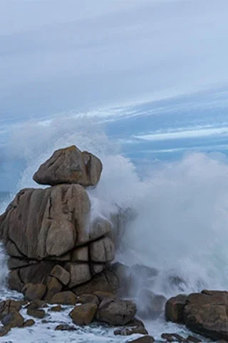 Vague à l’assaut du rocher Napoléon aux Amiets, à Cléder.