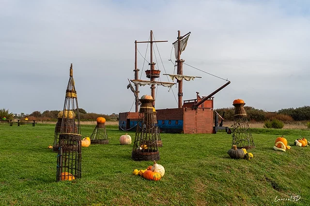 Bateau de bois décoré de citrouilles pour la Fête des Légendes au village de Meneham