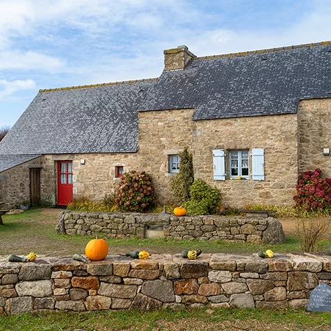 Chaumière bretonne décorée pour Halloween au village de Meneham, Finistère