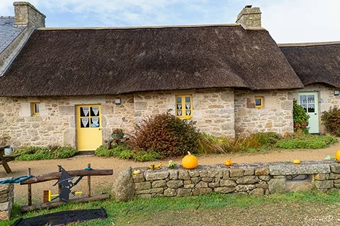 Maison en pierre du village de Meneham ornée de citrouilles et de décorations automnales