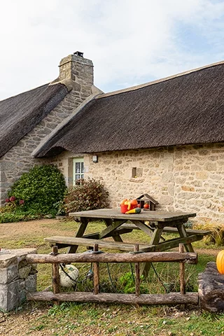 Maisons traditionnelles à toit de chaume dans le village de Meneham en Bretagne